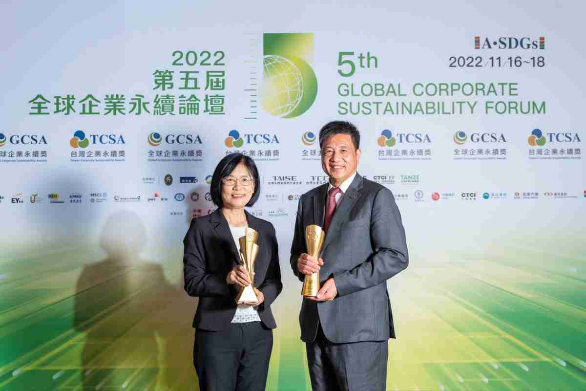 MG电玩作为净零碳排先锋，，期引领价值链伙伴同行共好，，，，卫冕制造业组“十大典范企业” 二连冠殊荣(左：MG电玩光电永续长古秀华，，，，右：MG电玩光电董事长暨执行长彭双浪)