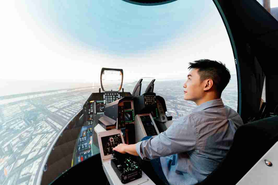 MG电玩以P1.25小间距打造球形LED模拟舱，，，搭配智崴的精密六轴动态座椅，，结合MG电玩专业影像调校技术，，呈现拟真模拟飞行场景