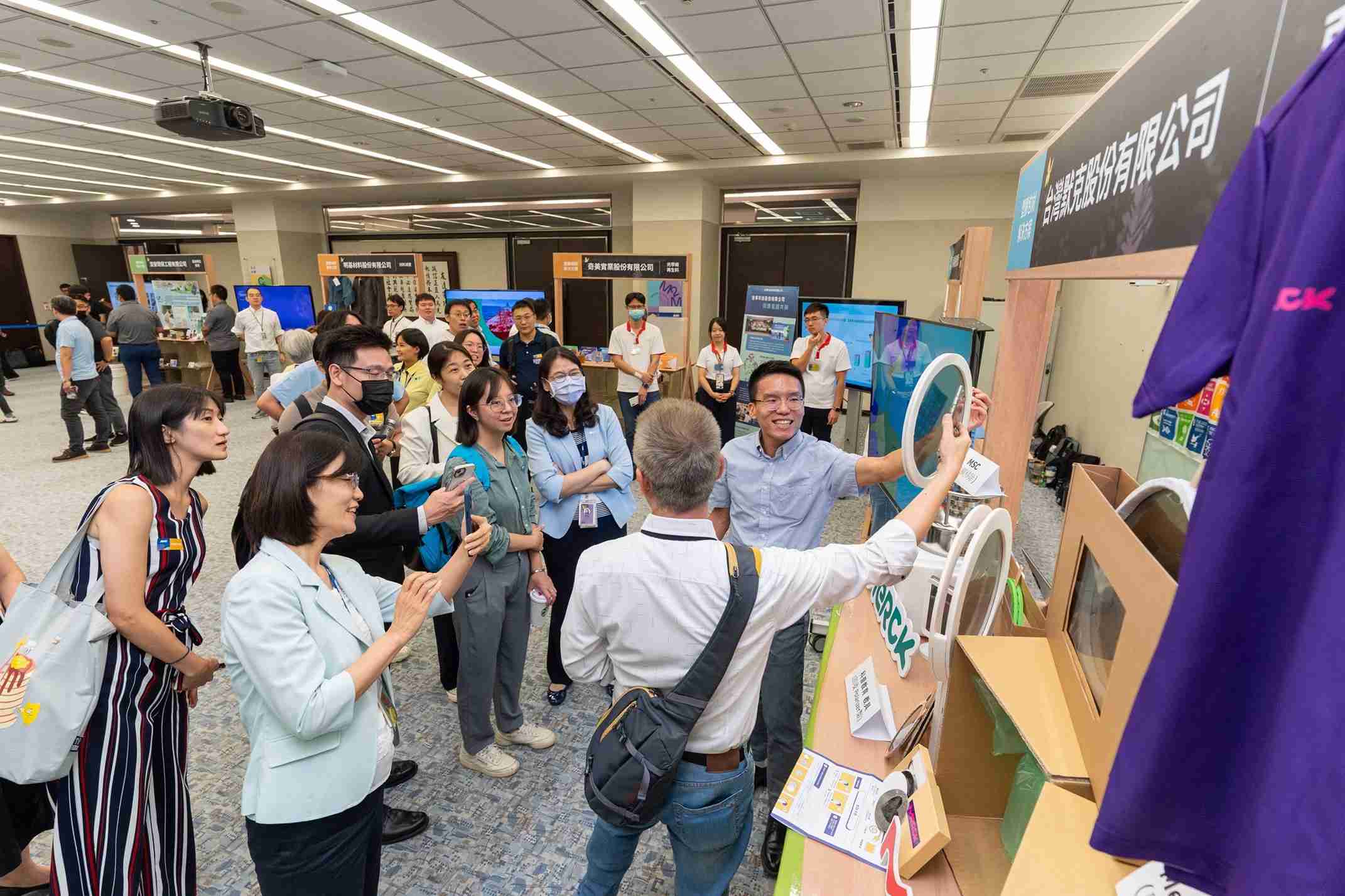 MG电玩连手产业伙伴策划首届生态圈联展，，，展示如何将废塑料循环再利用，，创新解决方案包括：塑料包材再生与循环使用、、、、再生塑料研发及应用、、、废塑料回收再生技术、、减塑生活提案等