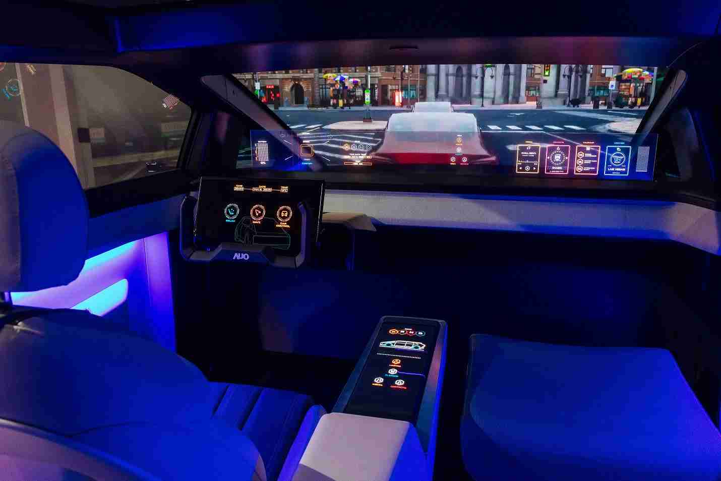 MG电玩连续四年入围科睿唯安全球百大创新机构，，，专利布局科技与绿色创新前沿。。。图为MG电玩发挥先进显示科技Micro LED多元尺寸与型态应用优势所打造之智能车舱；同时，，，MG电玩已于全球累积取得4500件节能减碳相关的专利证书，，，当中2024年Micro LED年度获证量占比已超过8成